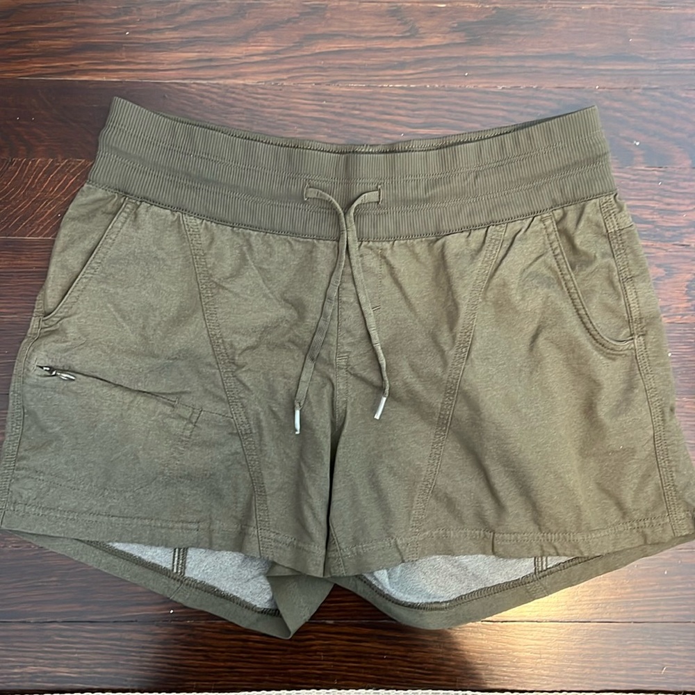 North face shorts, medium